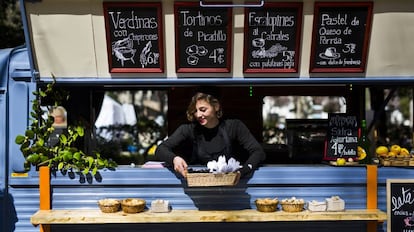 Un cami&oacute;n vende comida en Azca, el distrito financiero de Madrid.