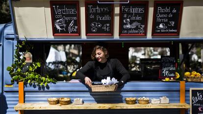 Un cami&oacute;n vende comida en Azca, el distrito financiero de Madrid.