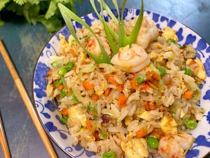 Cómo cocinar arroz frito al estilo chino