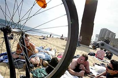 La recuperada playa de la Barceloneta, tradicional salida al mar de la ciudad, está situada en el popular barrio del mismo nombre y mide 570 metros de longitud.