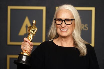 Jane Campion, con el Oscar a mejor dirección por 'El poder del perro'.