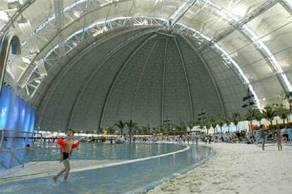 La playa de 80 metros del Tropical Island <i>Resort,</i> a 60 kilómetros de Berlín, se aloja en un antiguo hangar de zepelines.