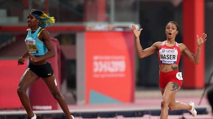 Salwa Naser, a la derecha, y Shaunae Miller, al final de la prueba.