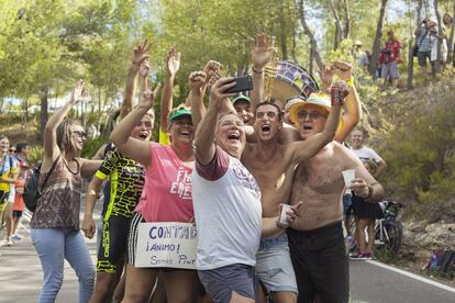 La pasión de estos aficionados apoyando a Alberto Contador en la subida a la ermita de Santa Lucía, en Valencia.