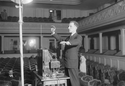 Léon Theremin tocando su instrumento. Foto tomada en París duante su visita europea en los años 20