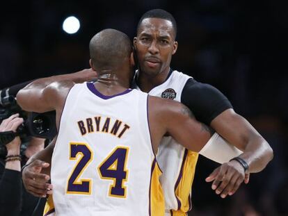 Kobe Bryant y Howard se felicitan tras una jugada.