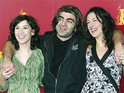 Fatih Akin, con las actrices Birol Meltem Cumbul,a la derecha, y Sibel Kekilli.