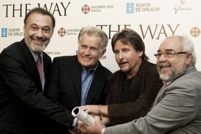 De izquierda a derecha, el conselleiro Roberto Varela, Martin Sheen, Emilio Estevez y el productor de <i>The Way</i>, Julio Fernández.