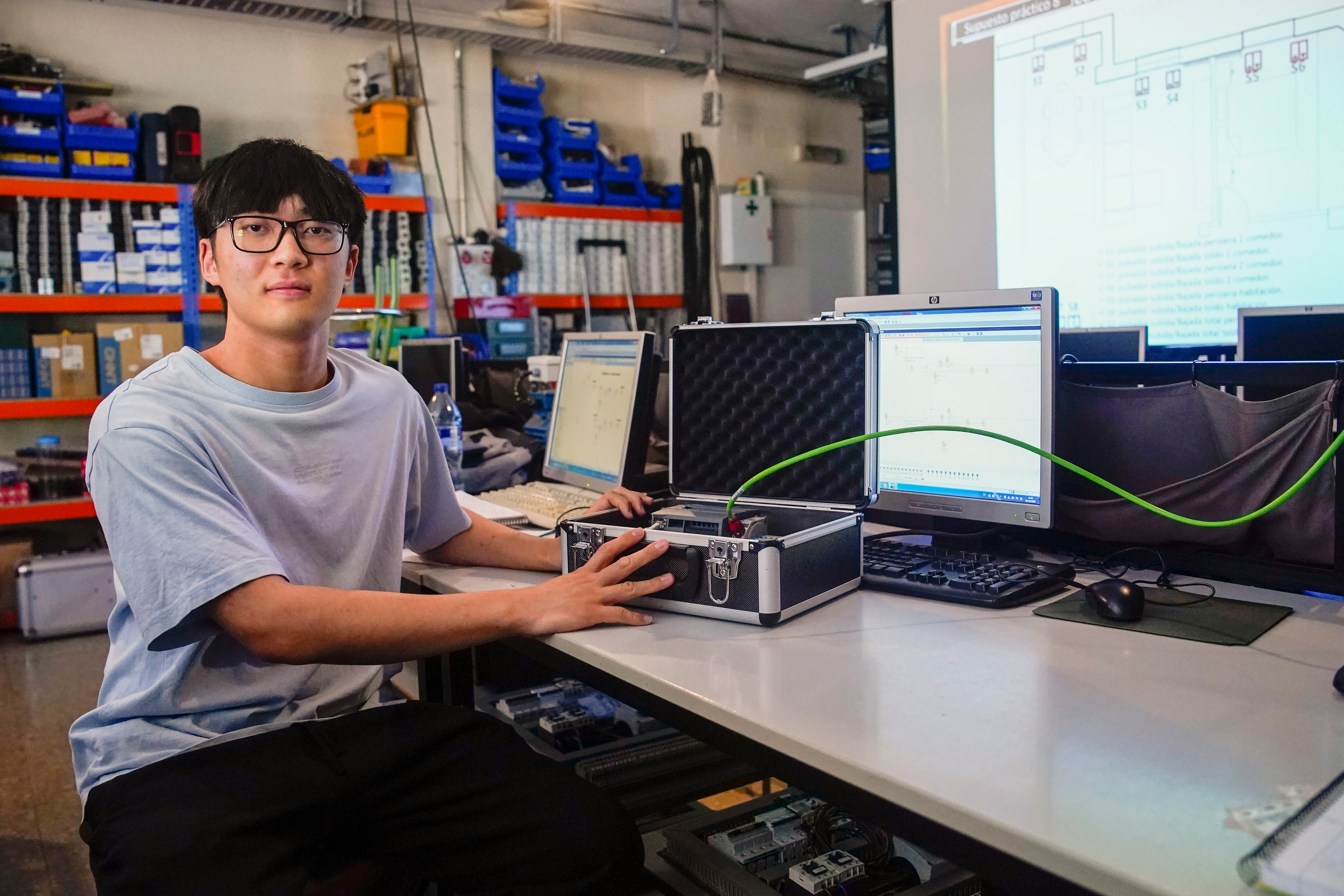 Hugo Wu en su clase del IES La Poveda el 10 de octubre de 2025