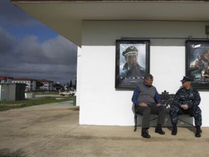 Dos militares, en la puerta del cine de la base naval de Rota.