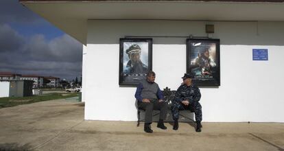 Dos militares, en la puerta del cine de la base naval de Rota.