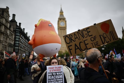 El globo 'Baby Trump' durante las protestas en Londres por la visita del presidente Donald Trump, este miércoles.  