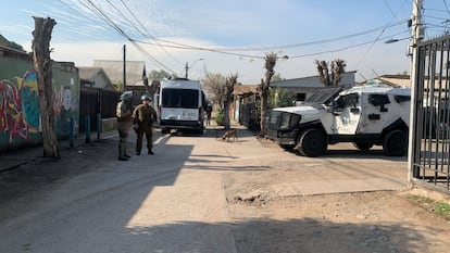 Carabineros durante el operativo en Villa Francia, el 6 de julio.