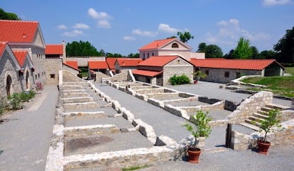 Vista de las reconstrucciones y las ruinas originales de Carnuntum.