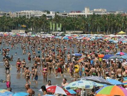 Playa de Levante de Salou repleta de turistas, en el primer domingo de agosto. 