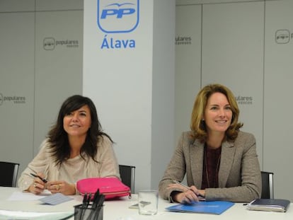 Quiroga (derecha) y la secretaria general del PP vasco, Nerea Llanos, en la reunión de la ejecutiva en Vitoria.