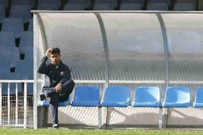 Frank Rijkaard observa un entrenamiento