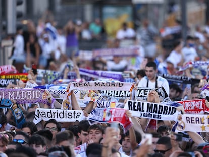 Aficionados del Real Madrid, el domingo durante la recepción de la Comunidad al equipo como ganador de la Champions.