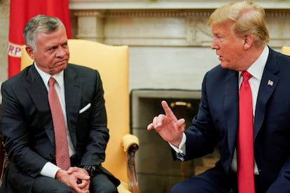 El rey Abdal II de Jordania (a la izquierda) con el presidente de EE UU, Donald Trump, en el Despacho Oval de la Casa Blanca, el 25 de junio de 2018.