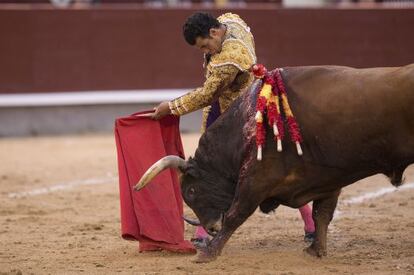 Morenito de Aranda, durante la lidia a su segundo toro, al que cortó una oreja.