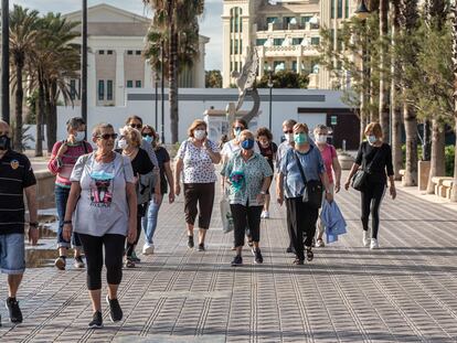 Un grupo de pacientes del centro de salud de Serrería 1 participa en los paseos terapéuticos por el paseo marítimo de Valencia.