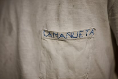 Detalle del uniforme bordado a mano