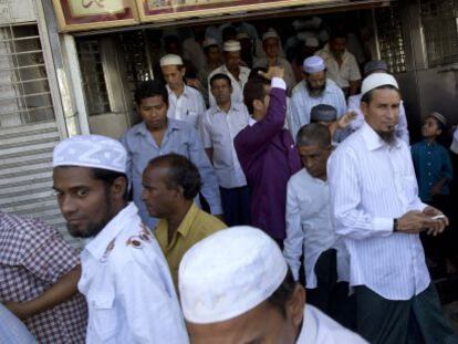 Fieles musulmanes salen del rezo el pasado viernes en Yang&oacute;n.