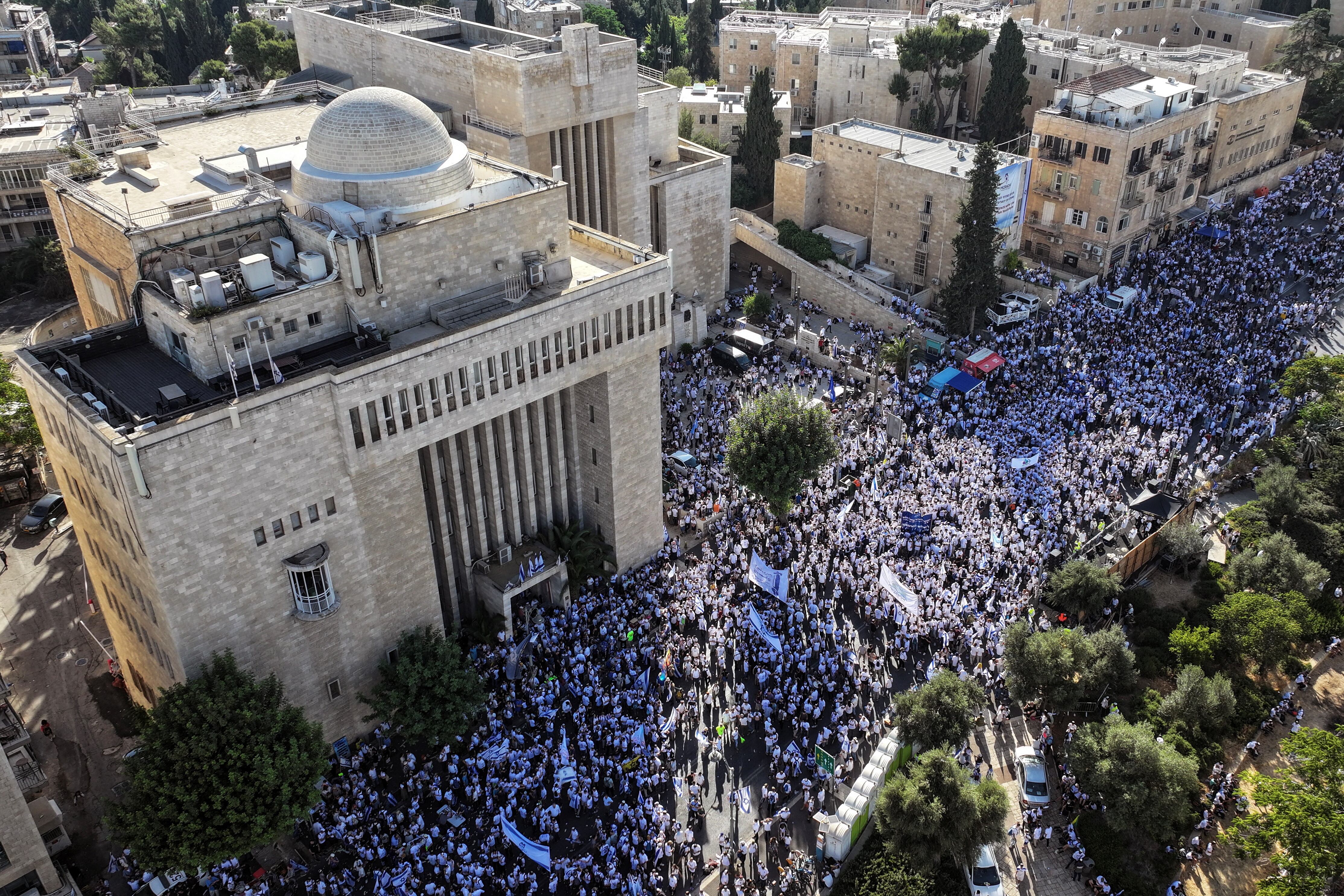 Vista de dron de los israelíes participando en la marcha anual del Día de Jerusalén en los alrededores de la Gran Sinagoga.  