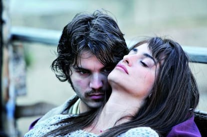 Pen&eacute;lope Cruz junto con Emile Hirsch en un fotograma de &#039;Volver a nacer&#039;.