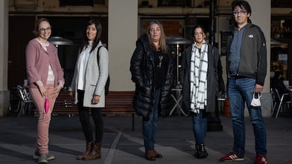 Left to right: Nelly Fernández, Laura Joanpera, Sara Benjelali, María Jiménez and Frederic Sans. None of them have been able to obtain a Covid pass because they are not fully vaccinated against Covid-19.