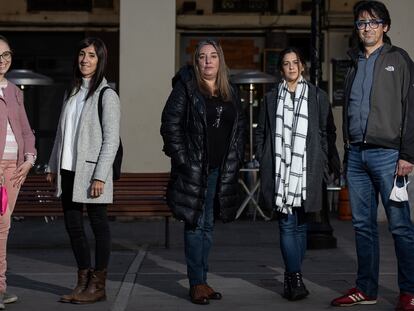 Left to right: Nelly Fernández, Laura Joanpera, Sara Benjelali, María Jiménez and Frederic Sans. None of them have been able to obtain a Covid pass because they are not fully vaccinated against Covid-19.