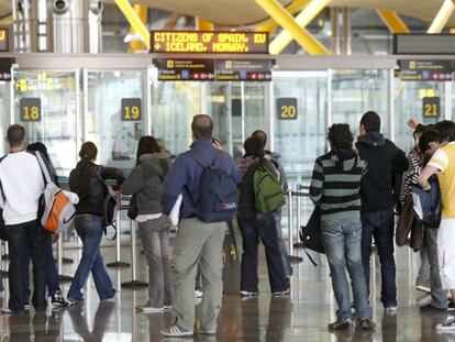 Control de pasaportes en el aeropuerto Adolfo Su&aacute;rez Madrid-Barajas. 