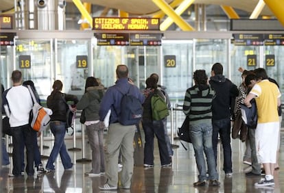 Control de pasaportes en el aeropuerto Adolfo Su&aacute;rez Madrid-Barajas. 