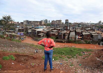Una niña mira hacia las chabolas de Mathare, uno de los suburbios más pobres de Nairobi, la capital de Kenia, el 19 de abril de 2020.