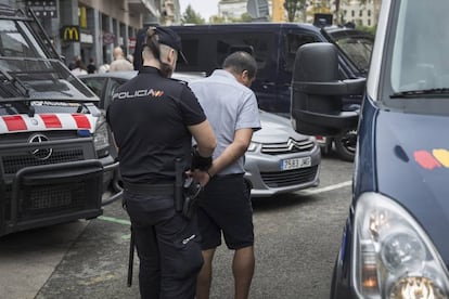 Operación policial en el Metro de Barcelona contra carteristas.