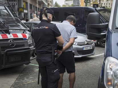 Operació policial al metro de Barcelona contra carteristes.