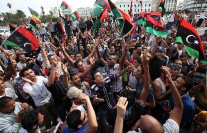 Residentes de Trípoli celebran la muerte de Gadafi en la renombrada plaza de los Mártires.