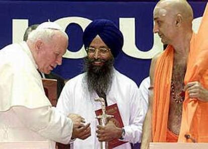 El máximo representante de la confesión católica saluda a un líder sik y a otro hindú al término del encuentro interreligioso que reunió a nueve líderes de diferentes religiones -entre otros, judíos, católicos, musulmanes e hindúes- durante el viaje que realizó a la India. (07-11-1999)