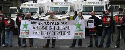 Manifestantes irlandeses republicanos protestan por la visita de la reina Isabel II a Armagh, en Irlanda del Norte.