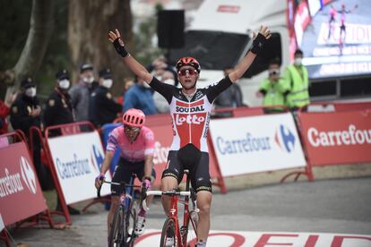 Wellens gana por delante de Woods.