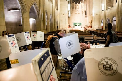 Un centro de votacin instalado en el interior de la Iglesia del Descanso Celestial en la ciudad de Nueva York. 