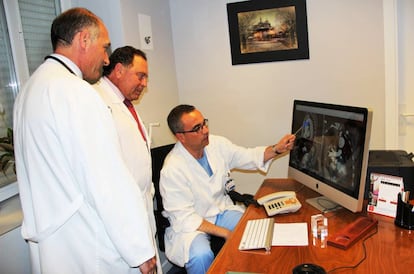 Isidre Vilacosta, Javier Serrano y Luis Maroto el martes en una consulta.