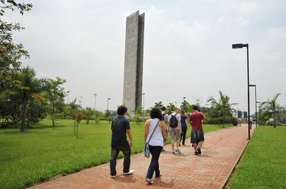 Alunos caminham no campus principal da USP.