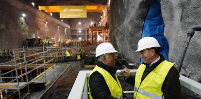 El presidente de Iberdrola, Ignacio Sánchez Galán, y el primer ministro de Portugal, Antonio Costa, visitando el proyecto de la compañía en Portugal.