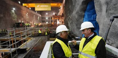 El primer ministro portugués, António Costa, y el presidente de Iberdrola, Ignacio Sánchez Galán, durante una visita a uno de los proyectos de la empresa en Portugal.