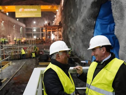 El primer ministro portugués, António Costa, y el presidente de Iberdrola, Ignacio Sánchez Galán, durante una visita a uno de los proyectos de la empresa en Portugal.