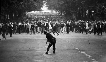 En el Bulevar Saint Germain de París un policía devueve un adoquín a los estudiantes durante el Mayo del 68 francés.