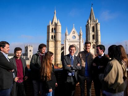 Alberto Núñez Feijóo con estudiantes, tras un acto de Educación en León el pasado miércoles.