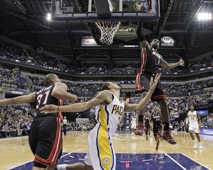 LeBron James tapoca un lanzamiento de George Hill, de los Pacers de Indiana.