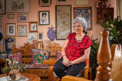 Sara Lovera en su casa, en Ciudad de México